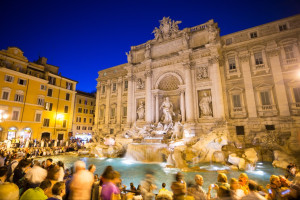 En Roma, la emblemática Fuente de Trevi reabre con acceso limitado 